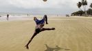 Chlapec hraje fotbal na pláži v Gabonském hlavním městě Libreville, 9. února 2012. REUTERS/Louafi Larbi