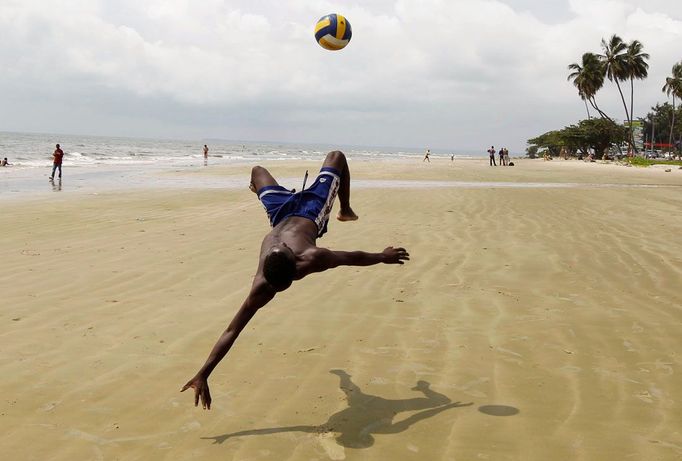 Chlapec hraje fotbal na pláži v Gabonském hlavním městě Libreville, 9. února 2012. REUTERS/Louafi Larbi