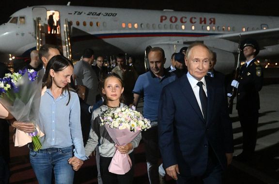 Vladimir Putin se setkal s ruskými občany propuštěnými po výměně vězňů na mezinárodním letišti Vnukovo v Moskvě, Rusko. 1. srpna 2024.