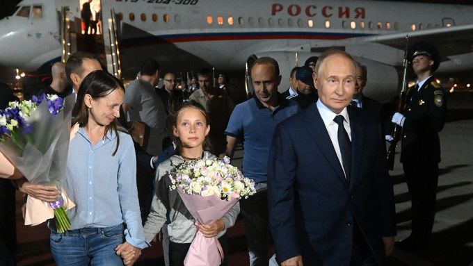 Na záběrech z výměny vězňů je vidět, jak Putin objímá vraha Krasikova (muž v modré kšiltovce).