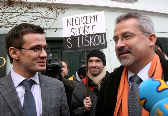 13:06 - Šéf školských odborů František Dobšík dorazil na demonstraci. Pozdravil se s Liškou, vylezl na lavici a zahájil protest.  Jak učitelé a žáci prožívali dnešní stávku? Podívejte se na speciální fotogalerii ZDE