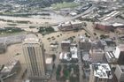 Velkou část texaské metropole Houston o víkendu zaplavila šedozelená voda. Ulice se proměnily v řeky. Hladina vody přitom stále stoupá.