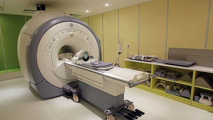 Desetiletá dívka, kvůli níž se vyostřil spor mezi VZP a protonovým centrem, má nádor na mozku.
