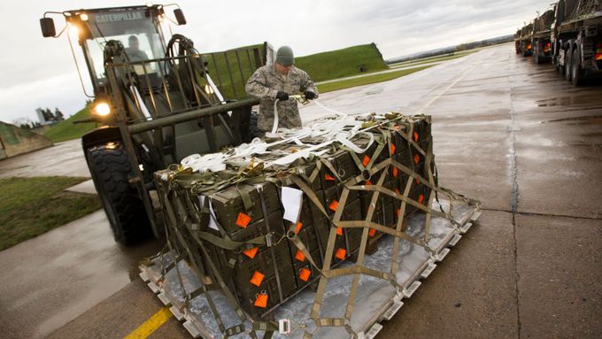 Armáda nakládá munici, která do Iráku nakonec nemohla odletět