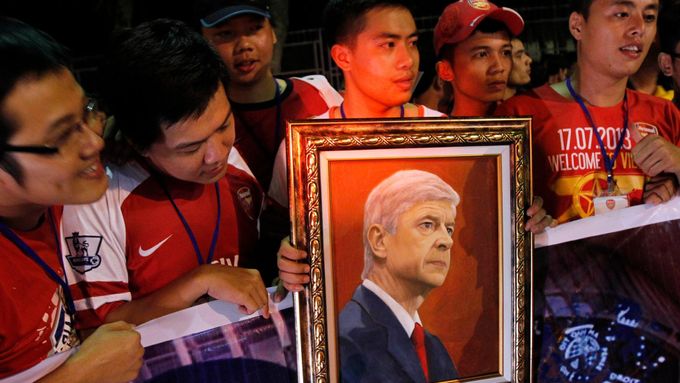 Podívejte se na video z příjezdu fotbalového Arsenalu do vietnamské Hanoje.