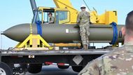 Íránské opevněné podzemní jaderné lokality jsou odolné vůči většině konvenčních zbraní, tedy s výjimkou americké 13 500 kilogramů vážící hluboko pronikající bomby GBU-57. Ta je obecně známa jako „ničitel bunkrů“ či Massive Ordnance Penetrator (MOP) česky „masivní penetrátor munice“.