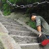 Foto: Beznohý zpěvák po rukách zdolal pohoří Chua-šan v Číně