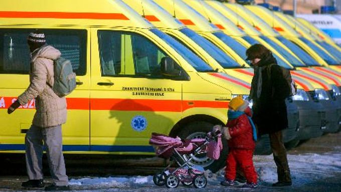 Deset nových sanitních vozů ve službě zdravotnické záchranné služby Olomouckého kraje.