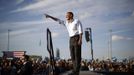 U.S. President Barack Obama points to the crowd during an election campaign rally at McArthur High School in Hollywood, Florida November 4, 2012. REUTERS/Jason Reed (UNITED STATES - Tags: POLITICS USA PRESIDENTIAL ELECTION ELECTIONS) Published: Lis. 4, 2012, 9:54 odp.