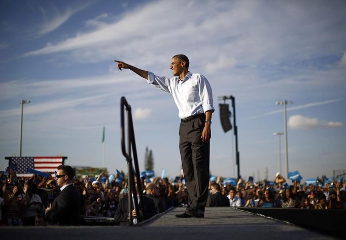 U.S. President Barack Obama points to the crowd during an election campaign rally at McArthur High School in Hollywood, Florida November 4, 2012. REUTERS/Jason Reed (UNITED STATES - Tags: POLITICS USA PRESIDENTIAL ELECTION ELECTIONS) Published: Lis. 4, 2012, 9:54 odp.