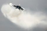 MiG 29 předvádí manévr na letecké show ve Francii.