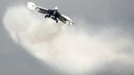 MiG 29 předvádí manévr na letecké show ve Francii.
