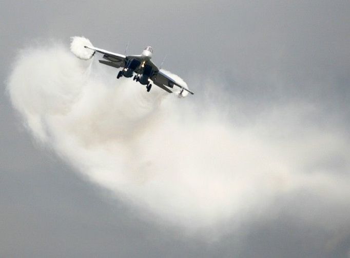 MiG 29 předvádí manévr na letecké show ve Francii.