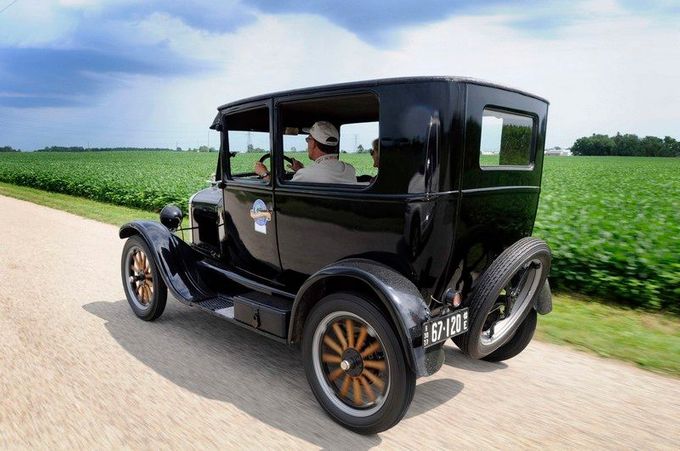 První kusy Fordu model T vyjely na americké silnice na podzim roku 1908. Byl to první automobil vyráběný pásovým způsobem výroby a to znamenalo skutečnou revoluci v automobilismu.