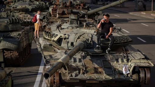 Oslavy 31. výročí Dne nezávislosti v Kyjevě doplnily poškozené ruské tanky.