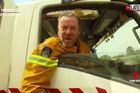 Naštvaný hasič v Austrálii vyslal drsný vzkaz premiérovi, vyčerpáním padl na zem