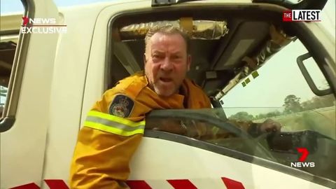 Naštvaný hasič v Austrálii vyslal drsný vzkaz premiérovi, vyčerpáním padl na zem