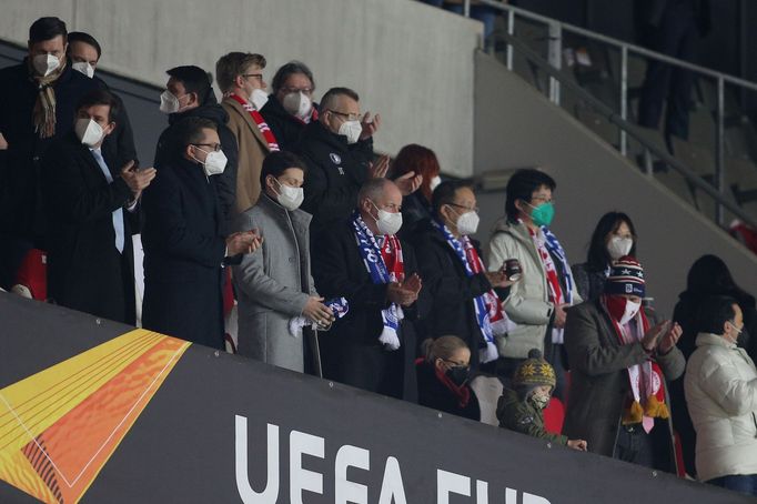 Ačkoli měl Marounek na akci pouze kontrolovat opatření, fandil společně s politiky ve VIP sektoru (na fotografii je s rouškou v barvách Slavie vpravo dole).