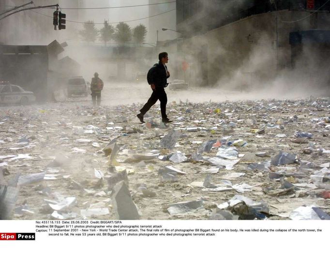 Snímek z 11. září 2011, který pořídil fotoreportér Bill Biggart krátce před svou smrtí. Zemřel totiž pod troskami druhé budovy WTC.