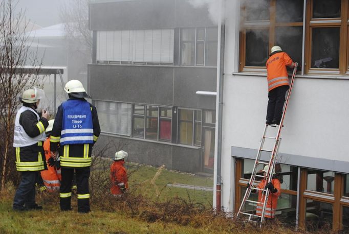 Hasiči zasahují u požáru chráněné dílny ve městě Titisee-Neustadt na jihozápadě Německa.