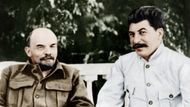 Lenin a Stalin v Gorkách v roce 1922. Lenin zemřel o dva roky později, Stalin se dostal do čela strany.