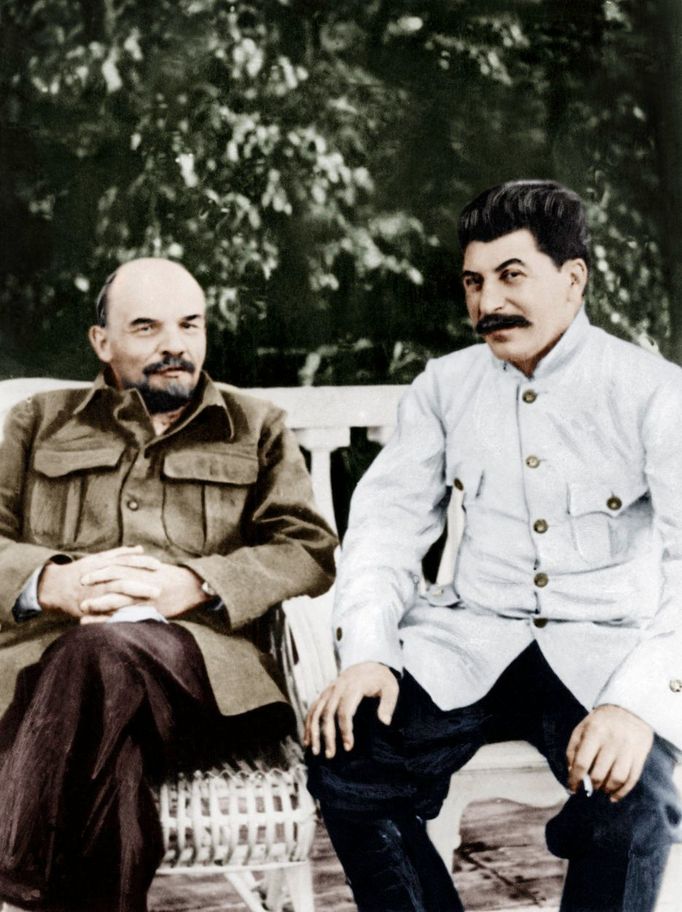 Lenin a Josif Stalin v Leninově domě v Gorkách v Rusku v roce 1922. Kolorovaný snímek