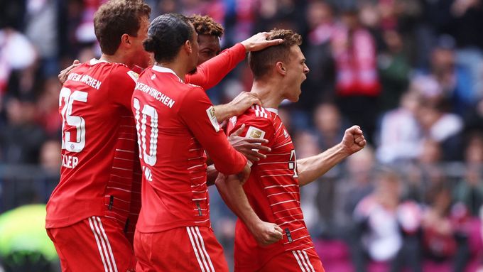 Hráči Bayernu oslavují jednu ze šesti branek do sítě Schalke.