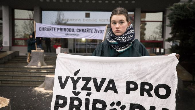 Foto: Aktivisté Greenpeace přinesli pařezy před ministerstvo. Jurečka s nimi souzní