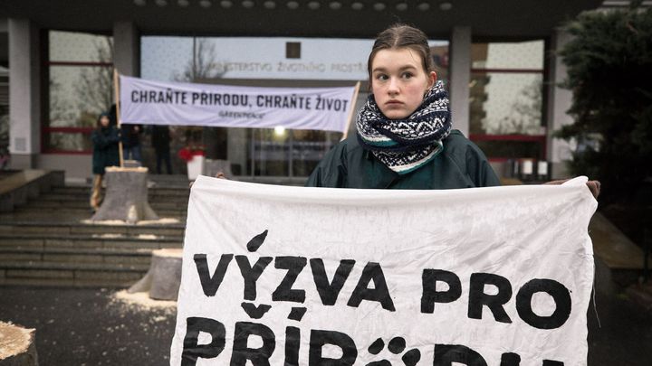 Foto: Aktivisté Greenpeace přinesli pařezy před ministerstvo. Jurečka s nimi souzní; Zdroj foto: Jakub Plíhal