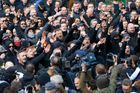 Belgická policie zatýkala v Bruselu a okolí, stovky maskovaných radikálů poté narušovaly pietu