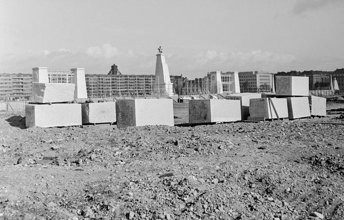 Archivní fotografie z éry 50. a 60. let 20. století, kdy na Letné v Praze vznikl a později zanikl nechvalně proslulý Stalinův památník.