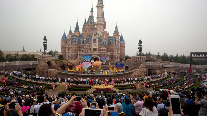 Slavnostní otevření Disneylandu v Šanghaji.