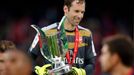 Petr Čech v dresu Arsenalu a s trofejí Emirates Cup