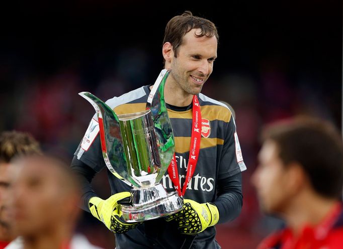 Petr Čech v dresu Arsenalu a s trofejí Emirates Cup