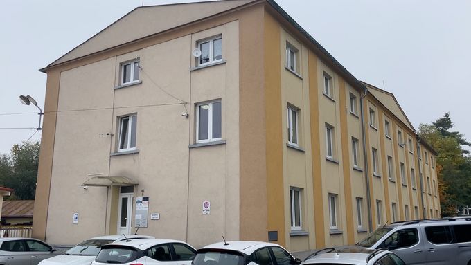 Popisek: Budova, kde má sídlit Západočeská asociace romských podnikatelů. Nemá tu však zvonek, schránku ani kancelář (14. 10. 2025)
