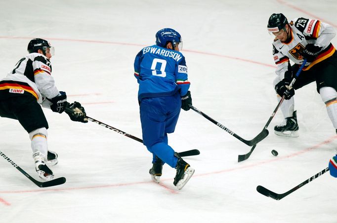 Derek Edwardson, Marcus Kink a Alexander Barta bojují o puk v utkání MS v hokeji 2012 Německo - Itálie