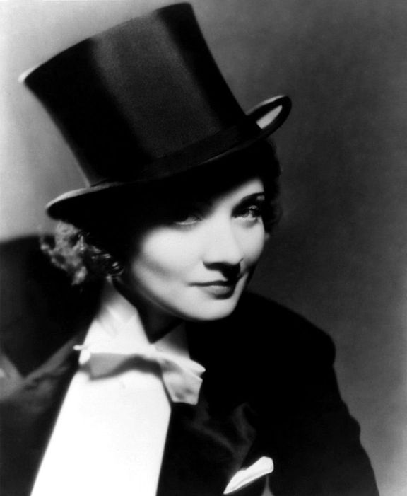 Marlene Dietrichová ve filmu Maroko (1930), v němž si zahrála s Garym Cooperem.