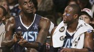 Kevin Garnett žertuje se spoluhráčem Dwaynem Wadem