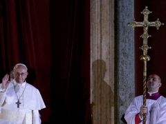 Nový papež vstupuje na balkon.