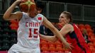 Česká basketbalistka Ilona Burgrová (vpravo) se snaží bránit Číňanku Nan Čenovou v turnaji OH 2012 v Londýně.