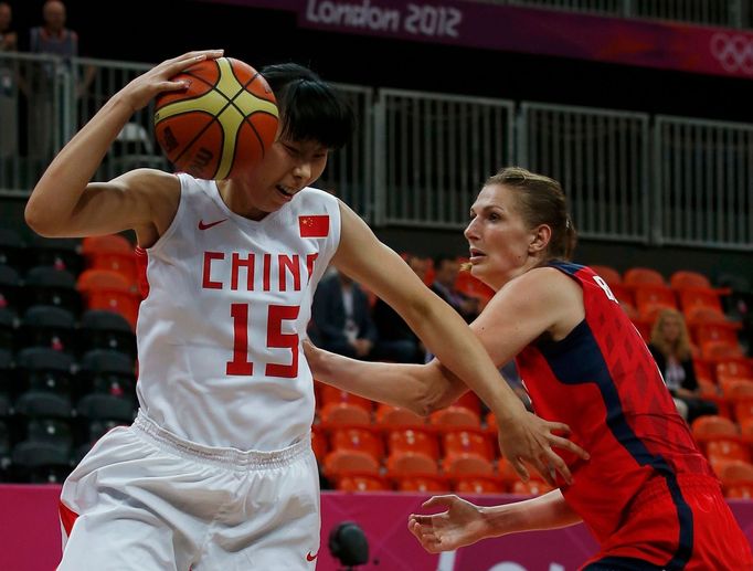 Česká basketbalistka Ilona Burgrová (vpravo) se snaží bránit Číňanku Nan Čenovou v turnaji OH 2012 v Londýně.