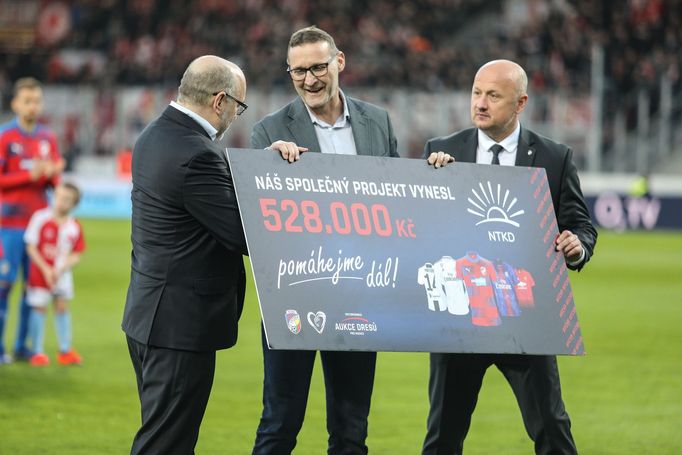 Předání šeku před zápasem první ligy Plzeň - Slavia.