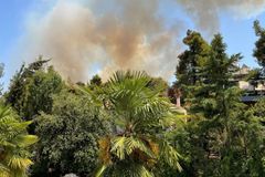 Nedaleko Atén zuří lesní požáry, evakuovat se už musely dvě obce