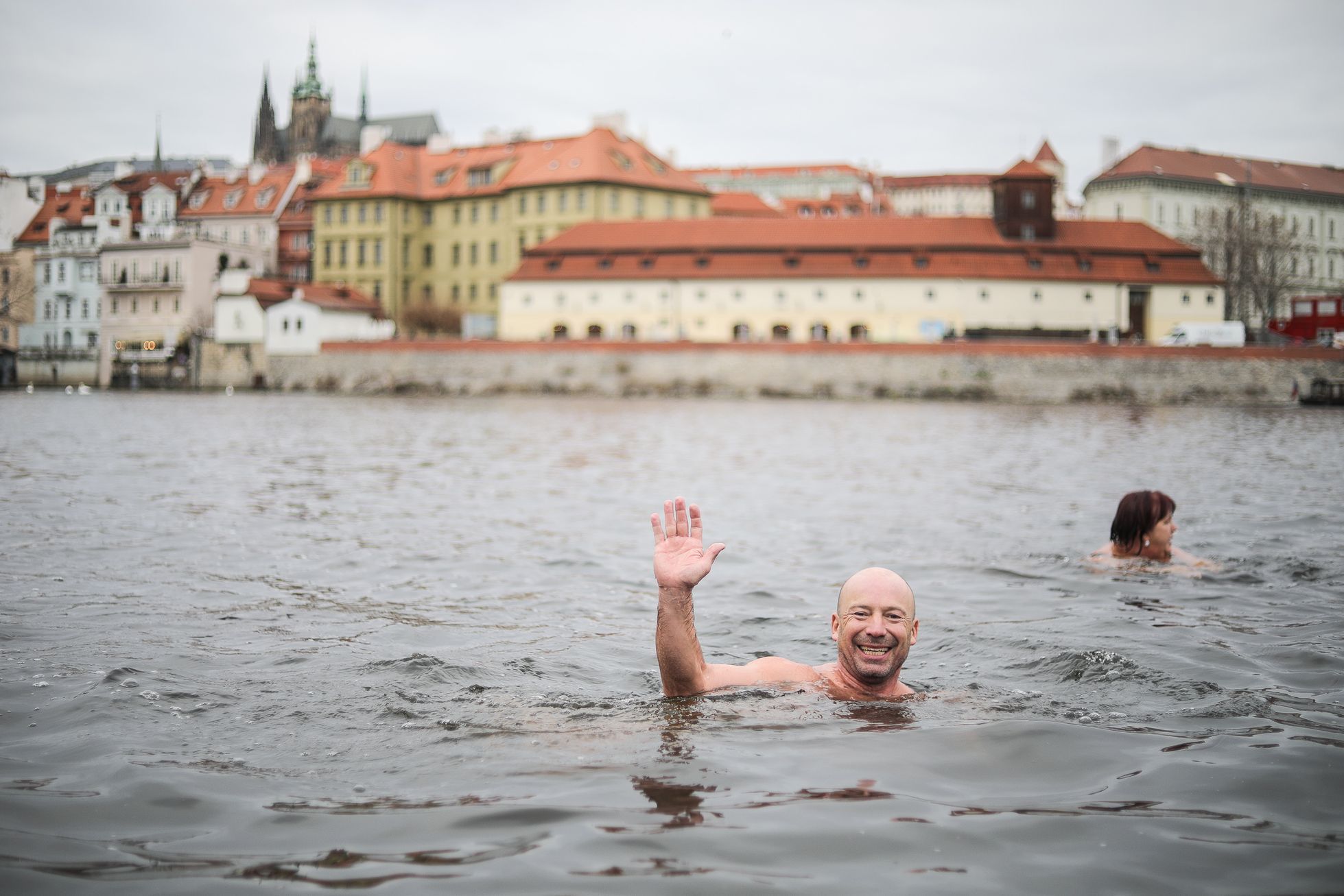 Tříkrálová plavba otužilců pod Karlovým mostem