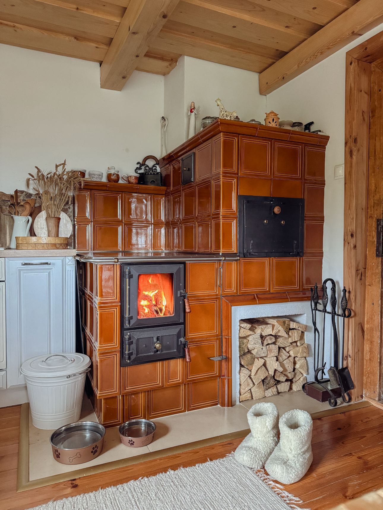 chalupa, les, bydlení, příběh, interiér, exteriér, příroda, chata