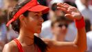 Srbská tenistka Ana Ivanovičová zdraví diváky po vítězství proti Izraelce Shahar Peerové ve 2. kole French Open 2012.