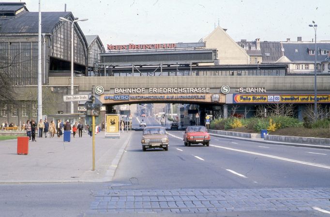 Pohled na nádraží Friedrichstrasse v Berlíně v roce 1982.