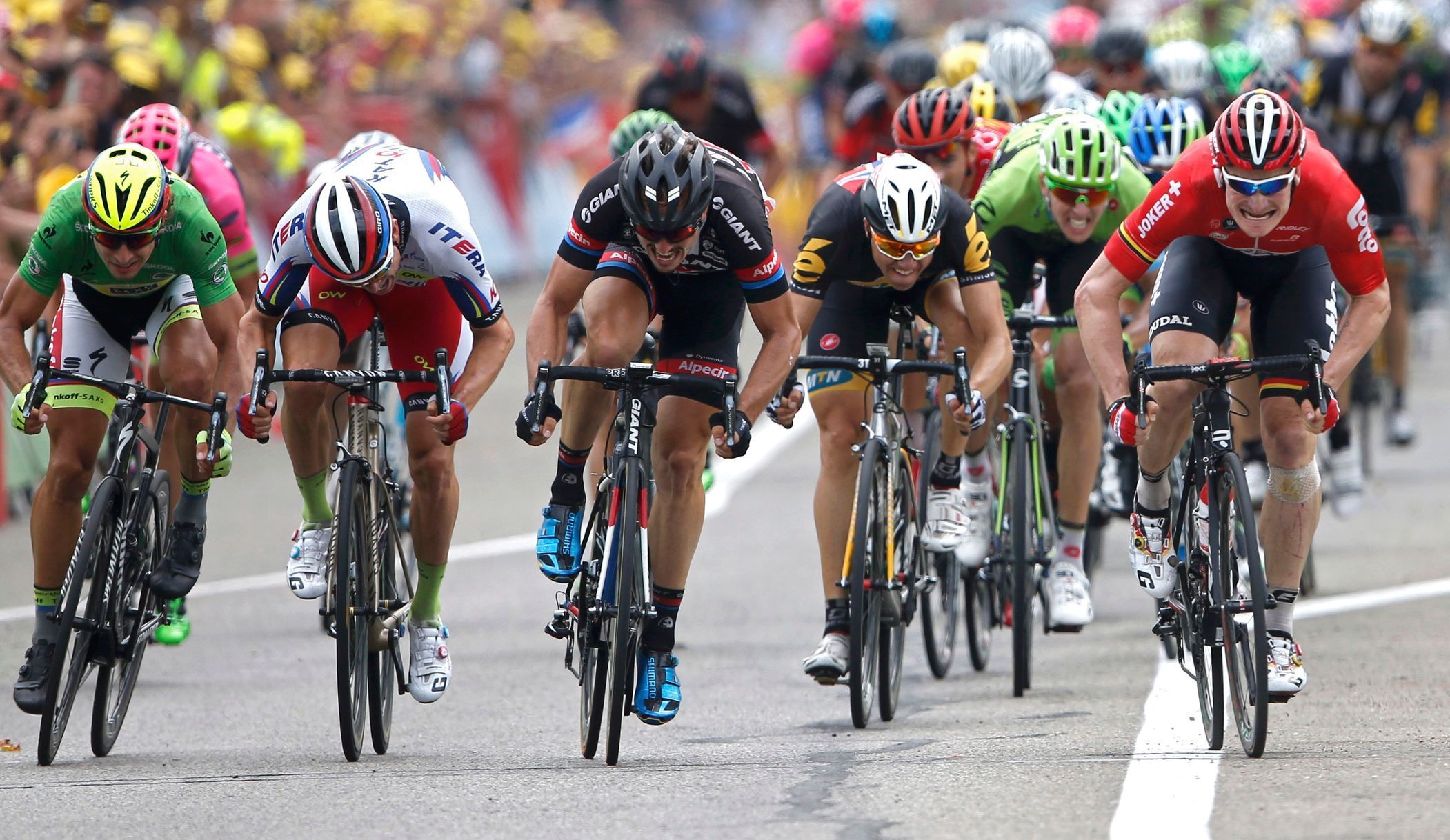 Zleva: Sagan, Kristoff, Degenkolb a vítězný Greipel v dojezdu 15. etapy Tour de France 2015