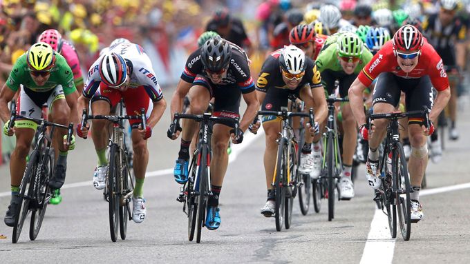 Zleva: Sagan, Kristoff, Degenkolb a vítězný Greipel v dojezdu 15. etapy Tour de France 2015