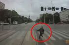 Žena vběhla v Polsku přímo před rozjetou tramvaj. Osudnému střetu nešlo zabránit